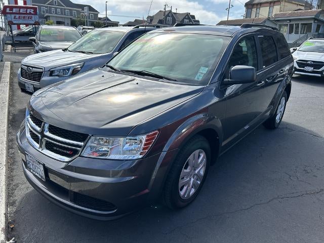 2018 Dodge Journey SE FWD in Granite Pearlcoat — front three-quarter view